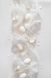 全白的复活节鸡蛋在白布上蛋壳图片