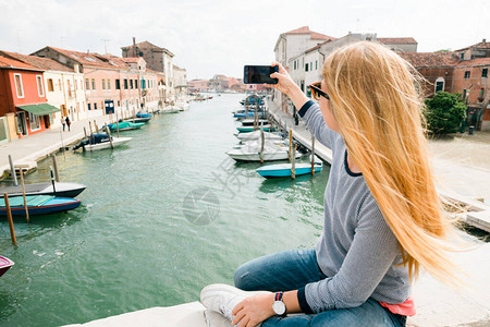 年轻女子在意大利威尼斯穆拉诺图片