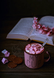 热巧克力饮料和粉红杯中的棉花糖图片