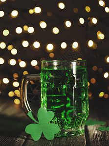 绿色啤酒在木制背景和bokehPatrick图片