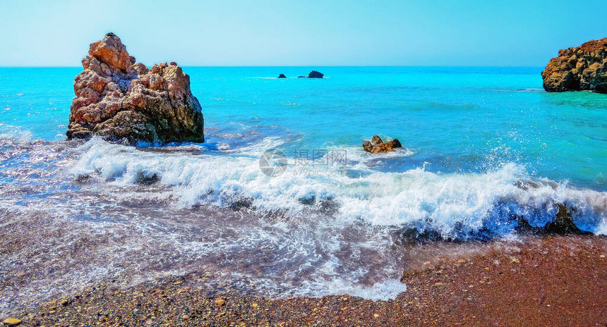 2018年夏季在塞浦路斯阿弗罗狄石诞生地附近著名的蓝色绿宝石海湾的高对图片