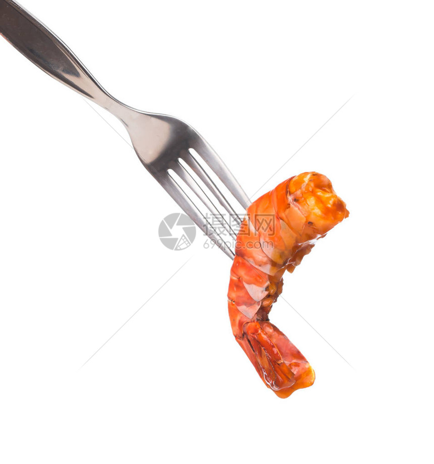 拿着叉子吃着白色背景中突显的烤虾图片