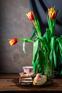 在花瓶里一束郁金香的背景下图片