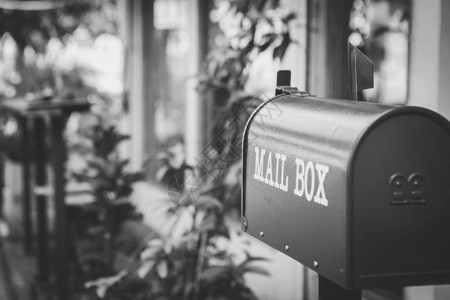 屋前信箱的黑白信箱有阳光和美丽的自图片