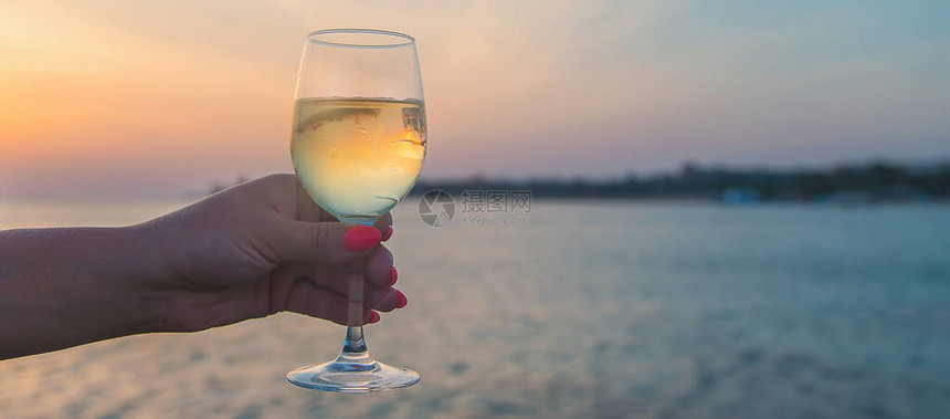 在海边喝葡萄酒选择焦点自然图片