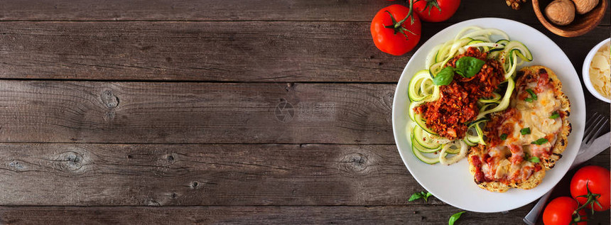 花椰菜帕尔马干酪和西葫芦意大利面配上无肉核桃花椰菜肉酱木横幅背景上的俯视图健康饮食植物肉图片