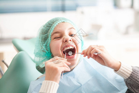 检查孩子口腔洞和牙齒请看牙医图片