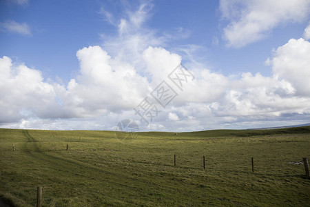 蓝天白云绿草谷的风景图片