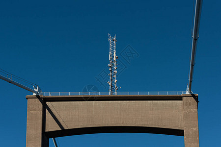 悬索桥塔顶的通讯塔图片