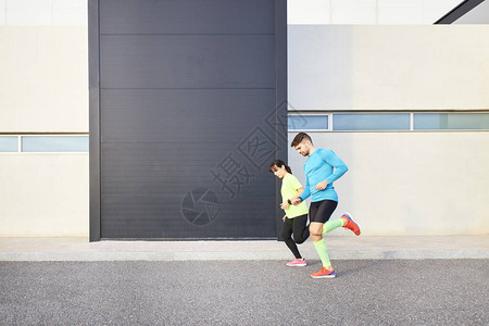 跑步者执行跑步技术以避免受伤运动概念图片
