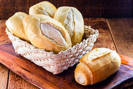 质朴的篮子巴西面包上生木背景图片