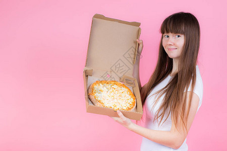 比萨饼在一个简单的背景上的女孩比萨广告比萨配虾不良的饮食习惯图片