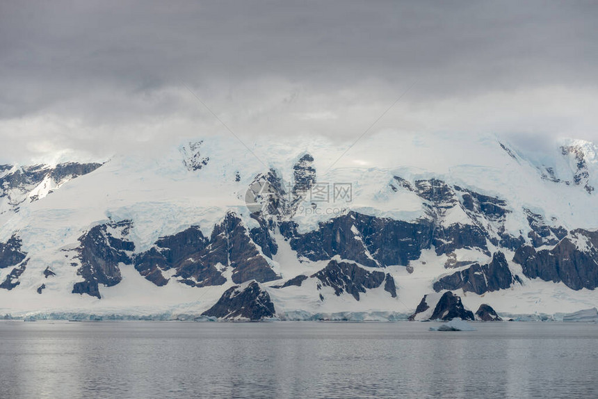 有冰川和山的南极海滩从图片