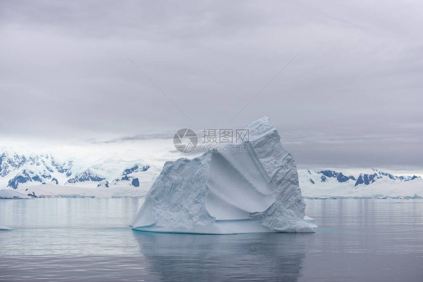 与冰山的南极风景从探险船的看法图片