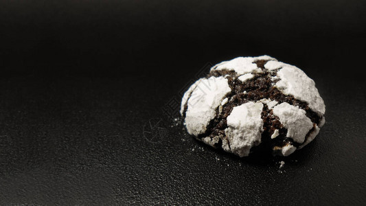 自制巧克力饼干黑色背景中的糖粉巧克力布朗尼饼干图片