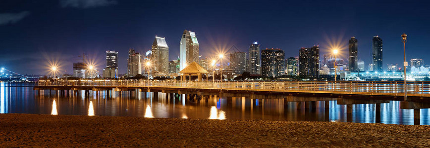 夜市中心市区风景和码头在前方图片