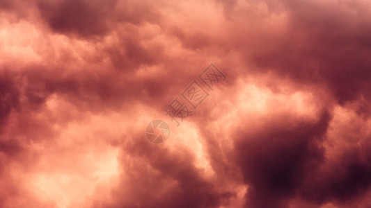 暴风雨四起黑暗的红绿云天空图片