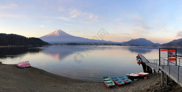 日本富士山和川口子湖的美丽景图片