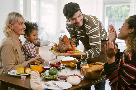 家庭庆祝感恩节晚宴快乐的家庭节日图片