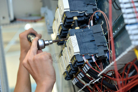电工把电线连接起来工程师维修和补系统控件图片