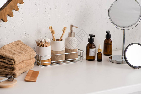 浴室装有化妆品和卫生用品的圆镜图片