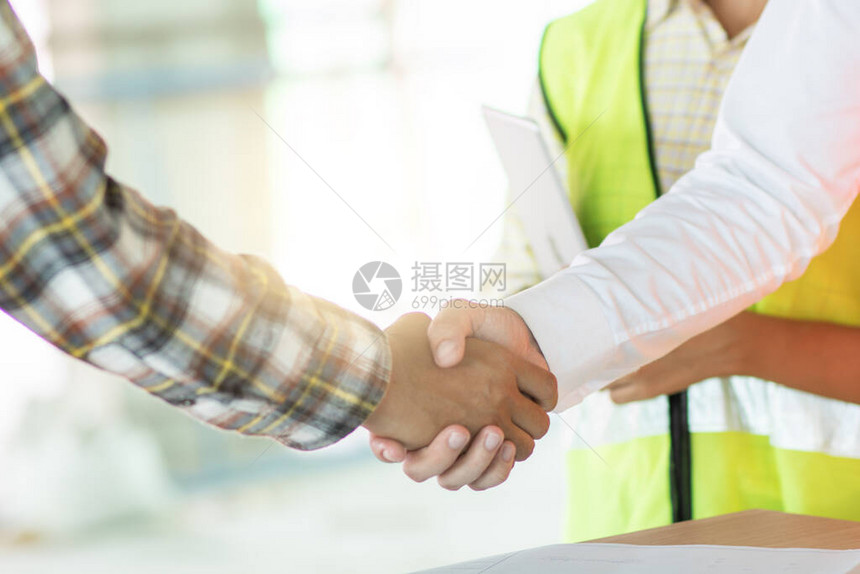 近身工程师在工地与建筑承包商握手经理成功谈判及工业图片
