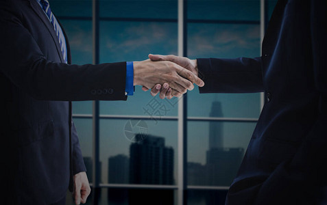 商务人士握手成功谈判和沟通协议图片