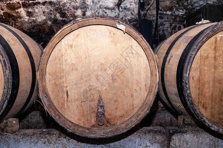 成排堆叠的木制巨型葡萄酒橡木桶陈酿发酵储存在旧酒窖中概念侍酒师之旅图片