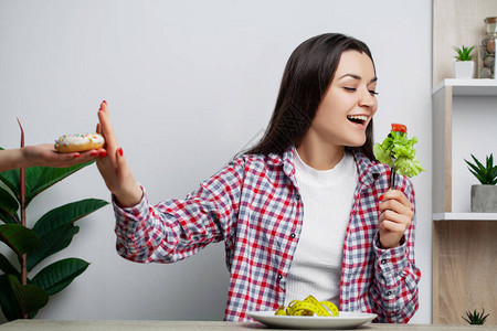 年轻漂亮女人坚持饮食选择健康的食物图片