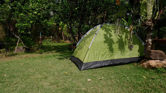 花园里的绿色帐篷露营图片