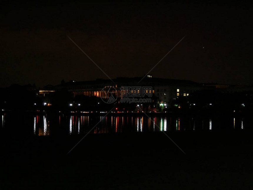华盛顿市夜间灯光的中度关闭波托马克河水图片