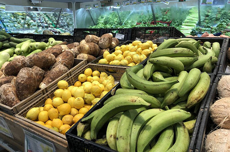当地市场上的各种水果块根作物和蔬菜图片