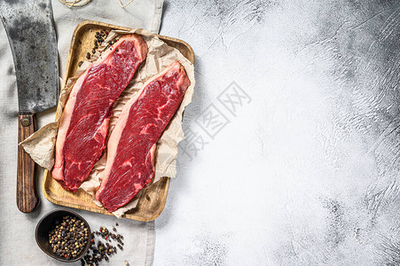 Rawsirloin牛排在木质餐具上图片
