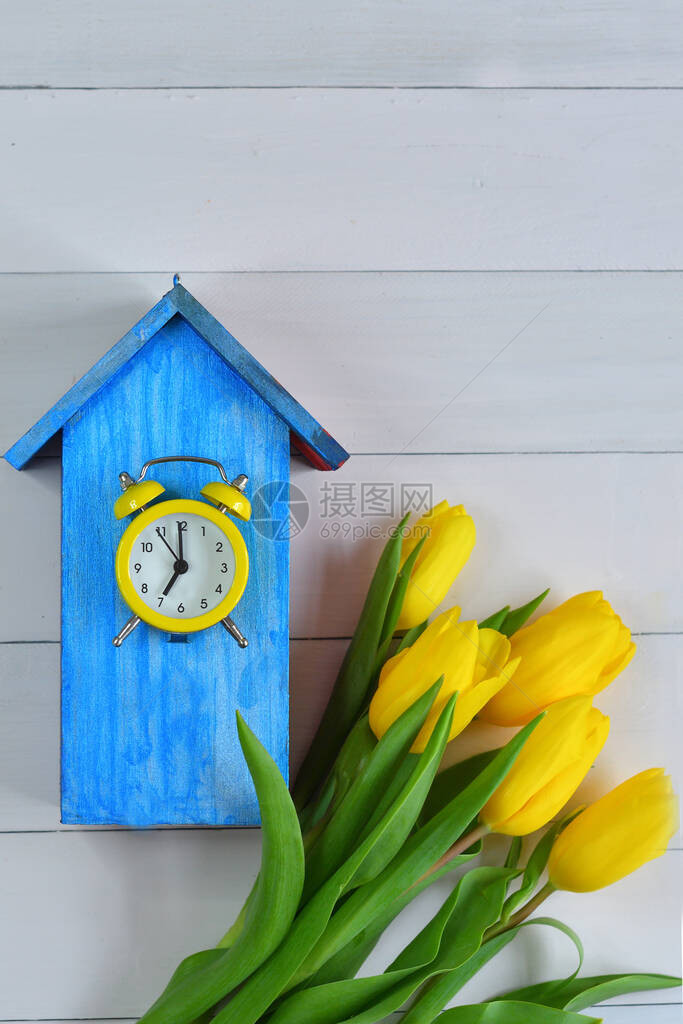 黄色郁金香和粉红色背景上的明亮蓝色鸟舍包的图片春天的心情母亲节妇女节的春天卡情人节模板贺图片