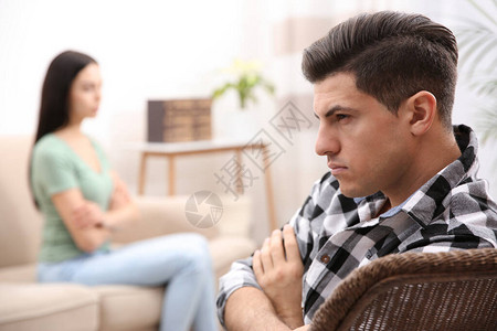 和女友在室内吵架后不快乐的男人图片