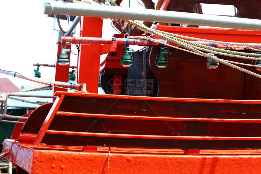 运河村码头老式渔船码头红桥通往红树林图片