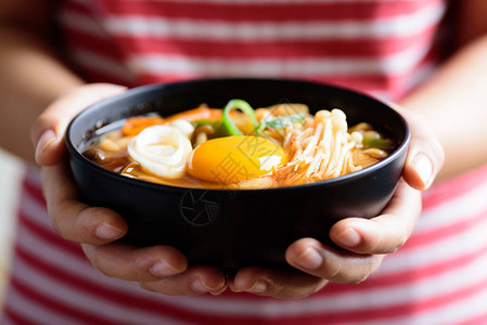 洋葱汤和蘑菇鸡蛋黄在碗里手图片