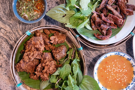 炒猪肝和炒猪肉软馅在桌子上泰国美食图片