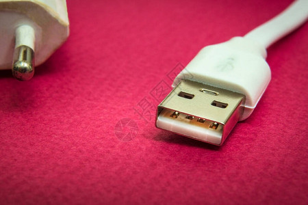红表面上新的USB充电器缆图片
