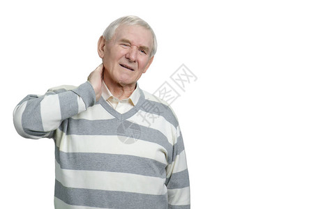 老年人的脖子痛得要命生病的祖父的长相在白色孤立的背景中被图片