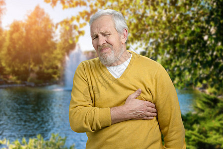 湖边公园的心脏病发作老人图片