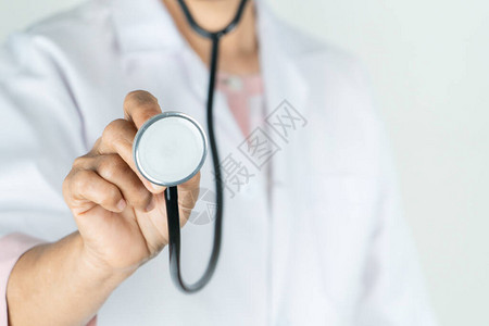高级医生或医生在医院内持有听诊器图片