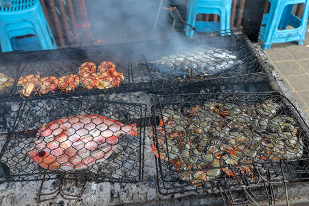 在金巴兰热带巴厘岛的鱼市场供应烧烤食物新鲜健康美味的海鲜鱼虾小龙虾章鱼背景图片