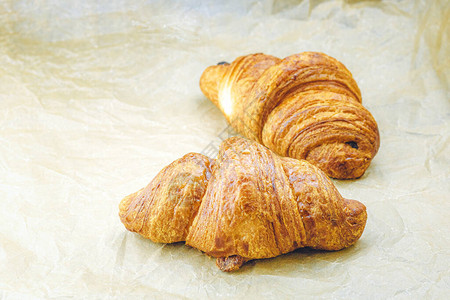 Croissant在桌子图片