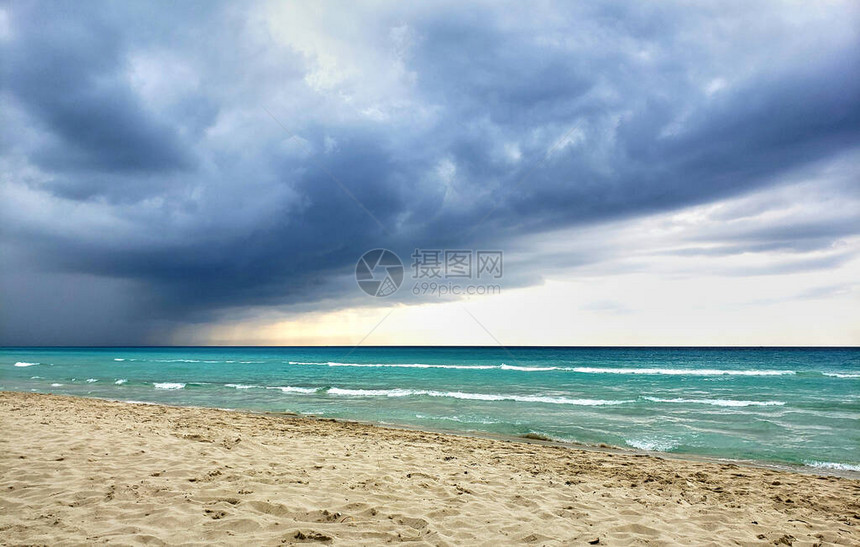 即将到来的暴风雨在卡瑞比海滩上图片