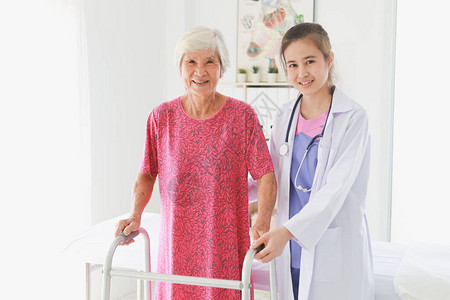 在诊所办公室医院与女医生交谈的亚裔老年病患妇女图片