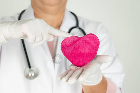 世界心脏健康日概念与带红心听诊器医生的医疗保健图片