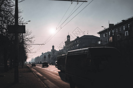 在城市的日落与交通欧洲的建筑剪影城市景图片
