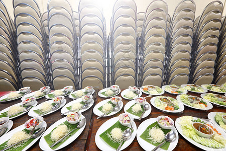 一组亚洲美食晚餐准备在酒店厨房和宴会厅后面的餐桌上供应图片