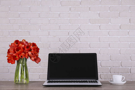 达尔文混合郁金香花束与黑白笔记本电脑图片